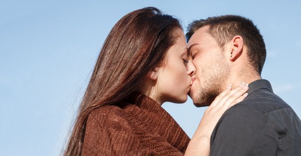 Nuori pari suudella - Valokuva, kuva