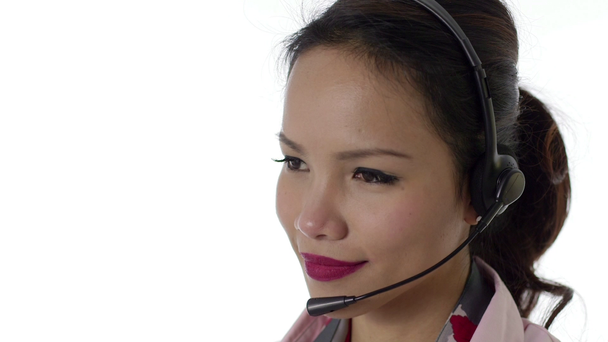 Asiatin arbeitet als Callcenter-Betreiberin mit Kopfhörer - Filmmaterial, Video