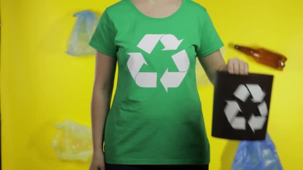Tanınmayan kadın çöp kutusuna selofan paketi koymuş. Ekolojiyi kurtar. Plastik doğa kirliliği - Video, Çekim
