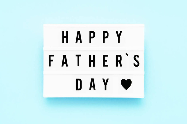 Babalar Günün kutlu olsun. Mavi arka planda ışıklı kutuda, tebrik kartıyla. Babalar Günü kutlaması konsepti. Üst görünüm - Fotoğraf, Görsel