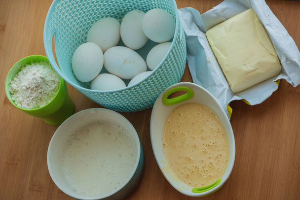 Un yağı pişirme hazırlığı. Çırpılmış yumurta ayrı protein, yumurta sarısı, un, tereyağı. Pasta yapmak için gerekli malzemeler. - Fotoğraf, Görsel