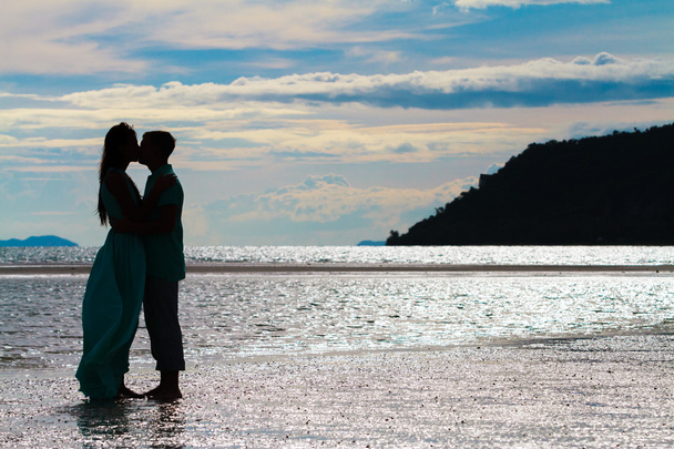 couple embrasser sur la plage - Photo, image
