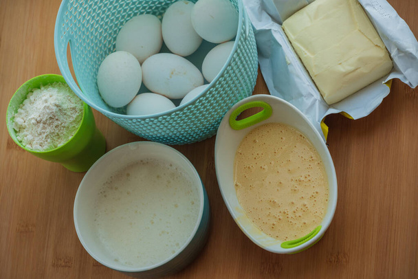 Un yağı pişirme hazırlığı. Çırpılmış yumurta ayrı protein, yumurta sarısı, un, tereyağı. Pasta yapmak için gerekli malzemeler. - Fotoğraf, Görsel