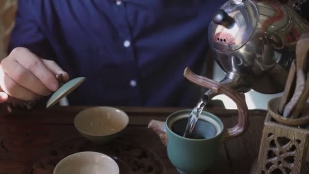 Muž vaří čaj v čínské restauraci - Záběry, video