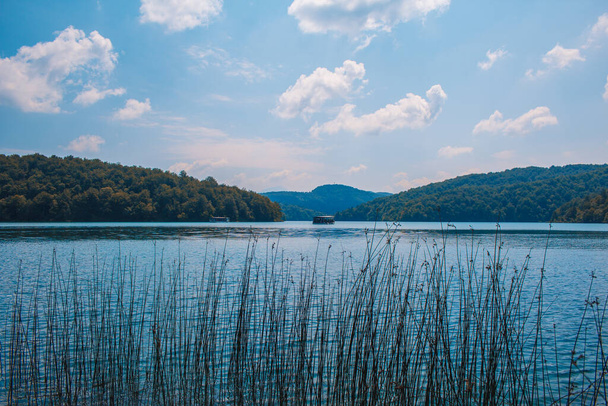 Malowniczy krajobraz w Parku Narodowym Jeziora Plitwickie w Chorwacji. - Zdjęcie, obraz