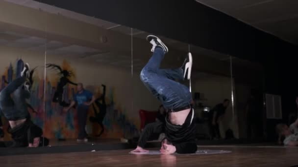 νεαρός χορευτής χορεύει σπάζοντας στο διάδρομο με καθρέφτες. Σχολή χορού. Υποκουλτούρα των νέων. Σύγχρονη χορογραφία. Αργή κίνηση  - Πλάνα, βίντεο