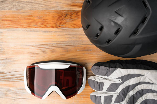 Equipo de protección para deportes de invierno de snowboard o esquí: casco, guantes calientes y gafas. Vista superior plana
. - Foto, Imagen