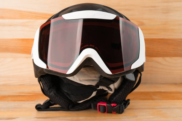 Equipo de protección para deportes de invierno de snowboard o esquí: casco, guantes y gafas calientes
. - Foto, Imagen