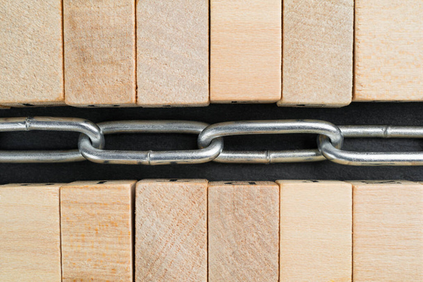Dřevěné kvádry a řetězy. abstraktní koncept blockchain kryptoměny. - Fotografie, Obrázek