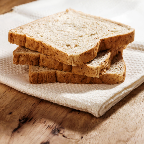 цельнозерновой хлеб на кухонном столе
 - Фото, изображение