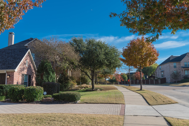 Colorido camino de acera en el área residencial suburbana Dallas, Texas, EE.UU. en temporada de otoño
 - Foto, imagen
