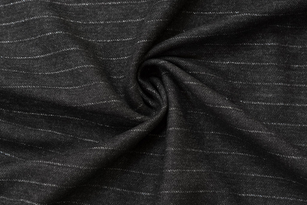 extreme close-up van een gestreepte doek. Grijze wollen gestreepte stof van zilverdraad, achtergrond, draperieën - Foto, afbeelding
