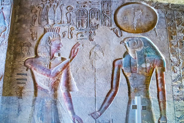 Стародавні поховальні камери фараонів з ієрогліфами в долині царів Луксора (Єгипет)..  - Фото, зображення