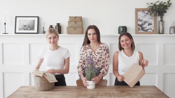 Ritratto Tre donne stanno in cucina e mettono le cose nel nuovo appartamento
 - Filmati, video