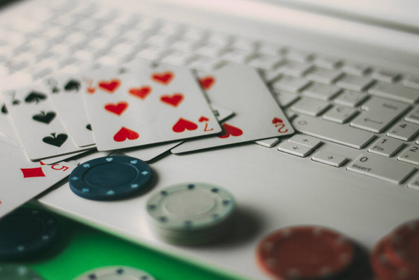 Glücksspieldienste im Internet. Wetten im Internet und mit Glücksspielen Geld gewinnen. Poker zu Hause spielen. - Foto, Bild