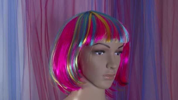 Weibliche Schaufensterpuppe posiert in Nahaufnahme für Modevideo mit bunter Perücke 4K 59,94 fps - Filmmaterial, Video