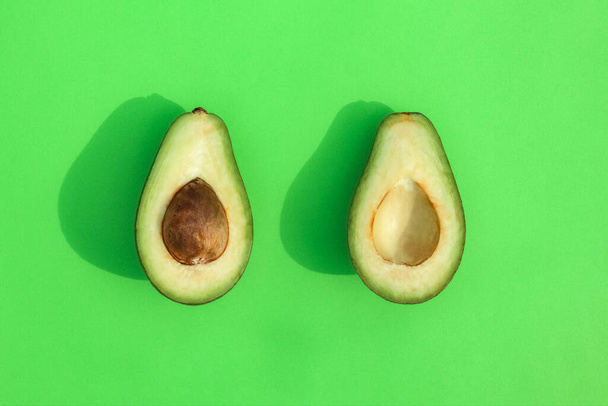 avocado on a colored background food pattern - Foto, afbeelding