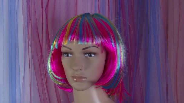 Manichino femminile posa primo piano per il video di moda con parrucca multicolore 4K 59,94 fps
 - Filmati, video