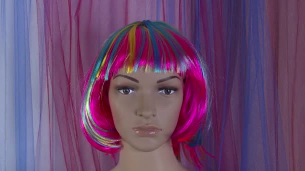 Manequim feminino posa close-up para vídeo de moda com peruca multicolorida 4K 59.94 fps
 - Filmagem, Vídeo