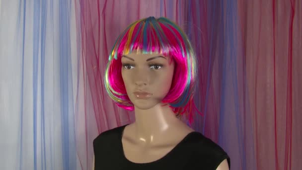 Vrouwelijke mannequin poses close-up voor mode video met veelkleurige pruik 4K 50 fps - Video