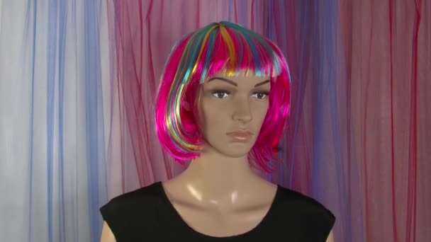 Žena figurína představuje close-up pro módní video s pestrobarevnou parukou 4K 50 fps - Záběry, video
