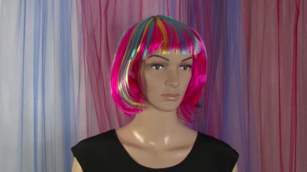 Γυναικεία κούκλα ποζάρει close-up για fashion video με πολύχρωμη περούκα 4K 59.94 fps - Πλάνα, βίντεο