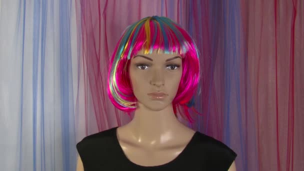 Manichino femminile posa primo piano per il video di moda con parrucca multicolore 4K 59,94 fps
 - Filmati, video