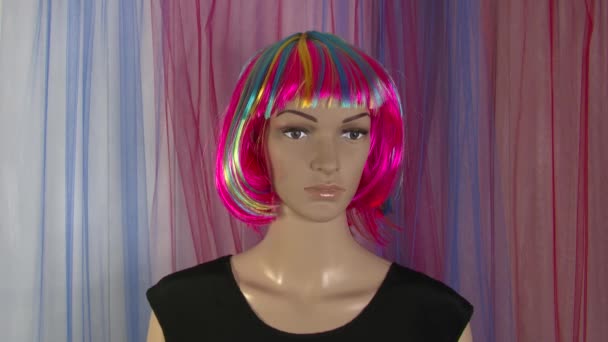 Žena figurína představuje close-up pro módní video s pestrobarevnou parukou 4K 59.94 fps - Záběry, video