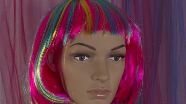 Maniquí femenino posa de cerca para video de moda con peluca multicolor 4K 59.94 fps
 - Imágenes, Vídeo