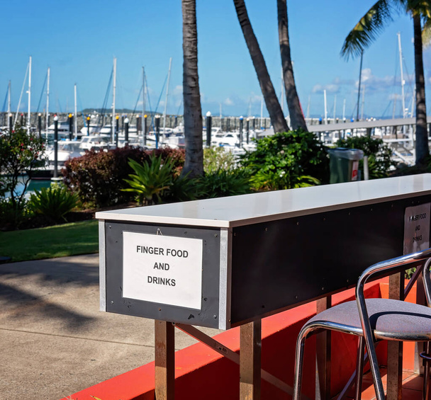 Вывеска для еды и напитков на открытом воздухе кафе на пристани
 - Фото, изображение