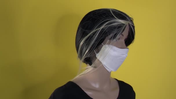 Female mannequin poses close-up for fashion video with a covid 19 antivirus mask. 4K 50 fps - Séquence, vidéo