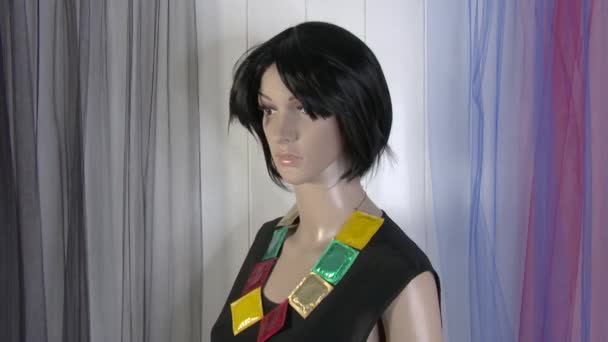 Vrouw mannequin poses close-up voor mode-video met condoom ketting 4K 50 fps - Video