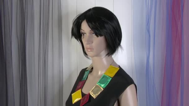 Vrouw mannequin poses close-up voor mode-video met condoom ketting 4K 59,94 fps - Video