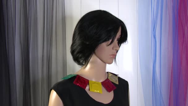 Női próbababa pózol közelkép divat videó óvszer nyaklánc 4K 50 fps - Felvétel, videó