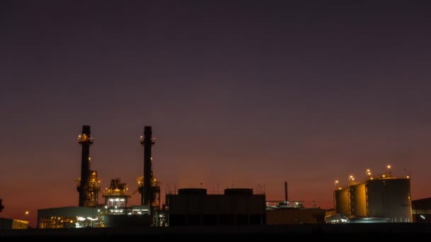 タイムラップ製造石油精製ターミナルは、石油・石油化学の貯蔵のための産業施設です。石油製造製品。発電所だ。映像ビデオ4k. - 映像、動画