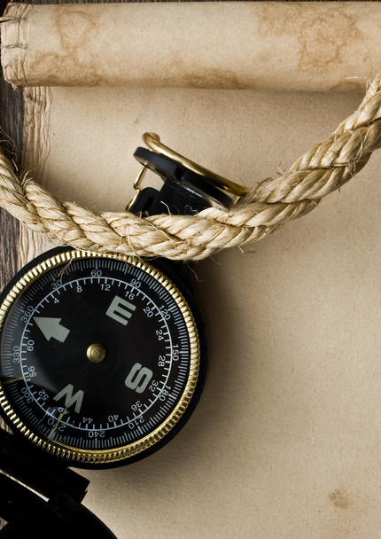 Old compass and rope on grunge background - Фото, изображение
