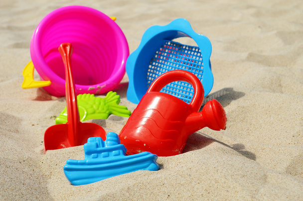Jouets en plastique pour enfants sur la plage de sable
 - Photo, image