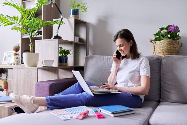Online home marketing, young business woman doing online sales - Foto, Imagem