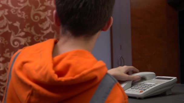 Un uomo in uniforme arancione risponde a una chiamata. Servizio clienti Team risponde al telefono
 - Filmati, video