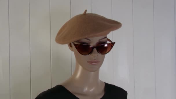 Žena figurína představuje close-up pro módní video s baskickým kloboukem 4K 50 fps - Záběry, video