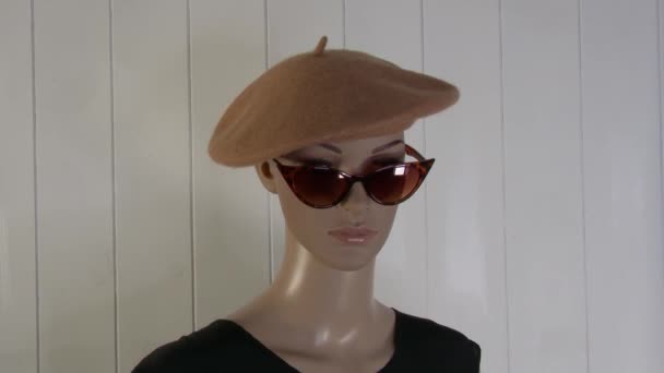 女性マネキンはバスク語の帽子の4K 59.94 fpsでファッションビデオのためのクローズアップを提起します - 映像、動画