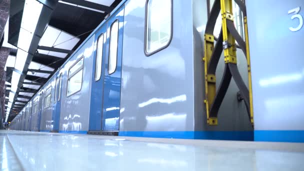 Zug mit geschlossenen Türen steht am Bahnhof. U-Bahn verlässt U-Bahn-Station - Filmmaterial, Video
