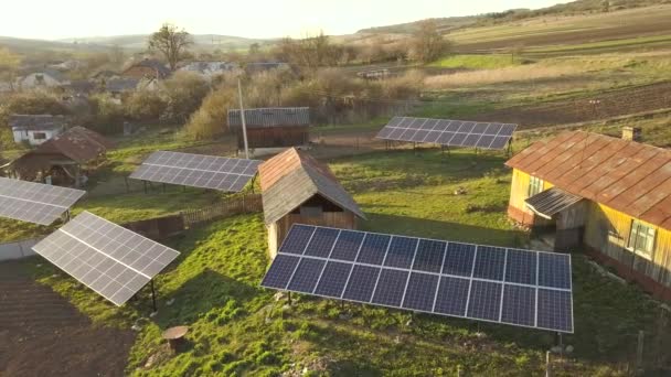 Antenni ylhäältä alas näkymä aurinkopaneelit vihreä maaseudun kylän piha. - Materiaali, video