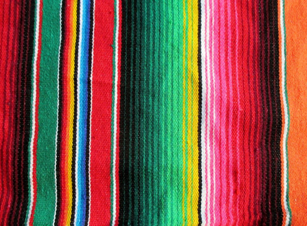 Cinco de Mayo Mexicaanse achtergrond poncho serape Fiesta met strepen en felle kleuren Spaanse traditionele Spaanse cultuur ambachtelijke stof voorraad, foto, fotograferen, beeld, foto, - Foto, afbeelding