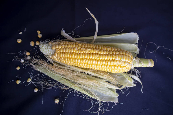 Ízletes friss kukorica fekete elszigetelt háttér nézet - Fotó, kép