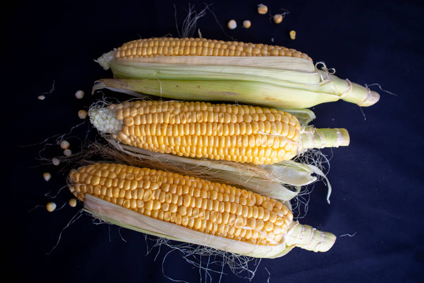 Sabroso maíz fresco negro aislado vista de fondo
 - Foto, Imagen