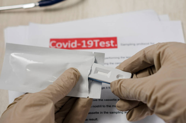 Лабораторний вчений проводить швидкий діагностичний тест (третій) на наявність антитіл для виявлення наявності вірусних білків. викликаний коронавірусною хворобою COVID-19, лабораторний тест ПЛР. Входи для тестування
 - Фото, зображення