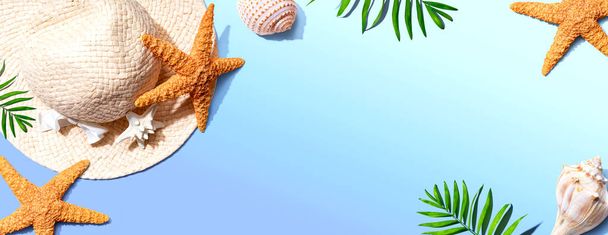 Summer concept with a straw hat and starfish - Foto, afbeelding