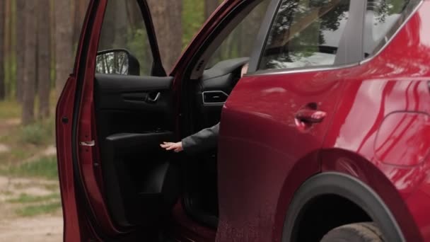 Cute little girl kierowca otworzyć drzwi samochodu i wyszedł z czerwonym SUV pojazdu - Materiał filmowy, wideo