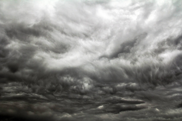 Σκοτεινά σύννεφα καταιγίδας στον ουρανό ανακοινώνουν μια βαριά καταιγίδα - Φωτογραφία, εικόνα